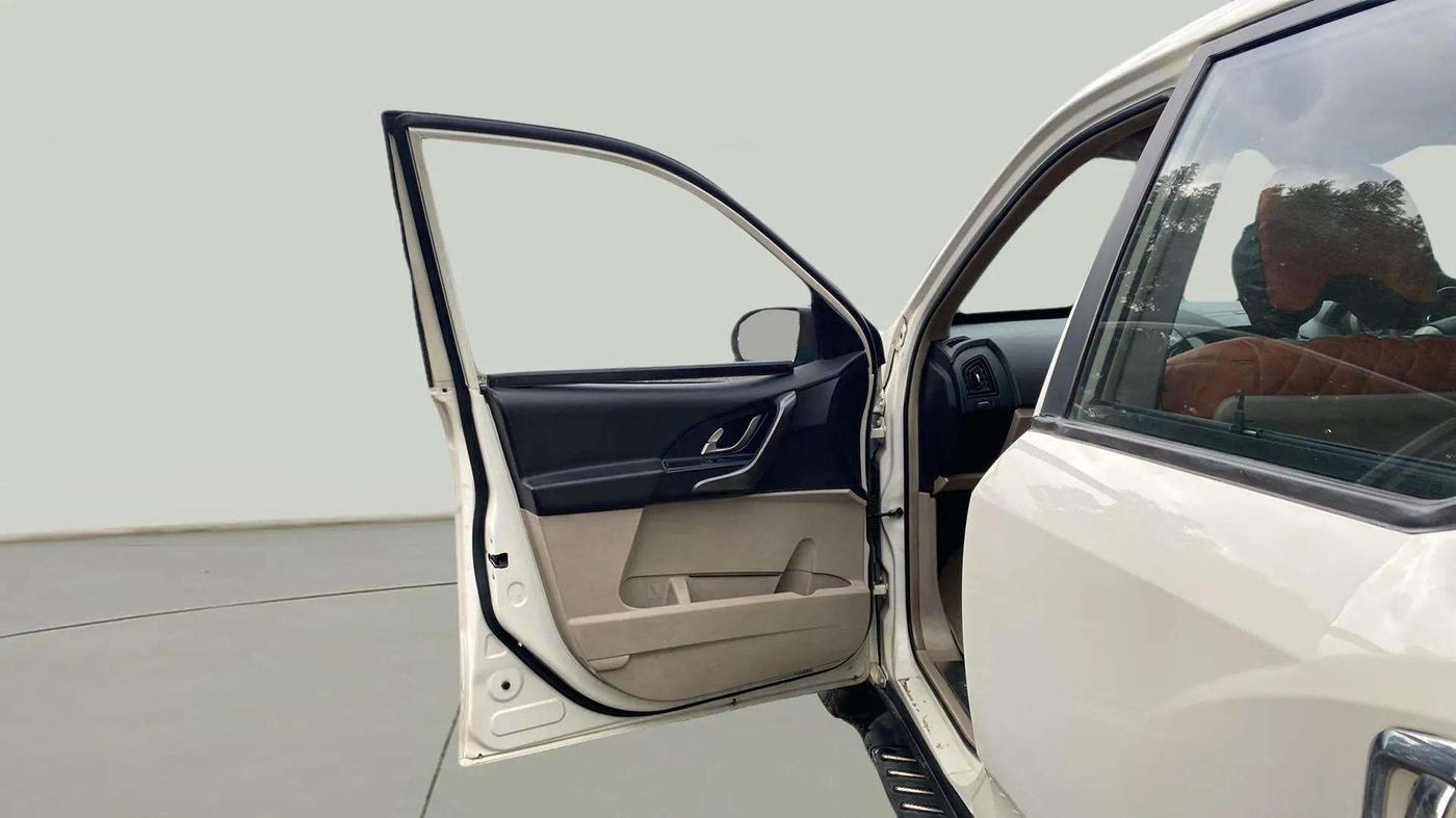 2017 Mahindra XUV500 W6, Diesel, Manual, 1,14,356 km, LHS Front Door