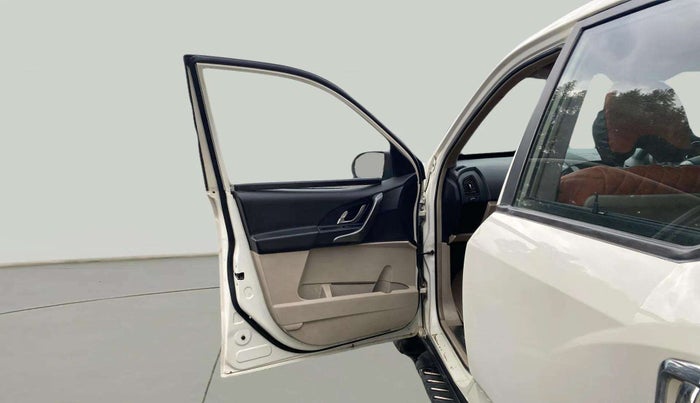 2017 Mahindra XUV500 W6, Diesel, Manual, 1,14,292 km, LHS Front Door