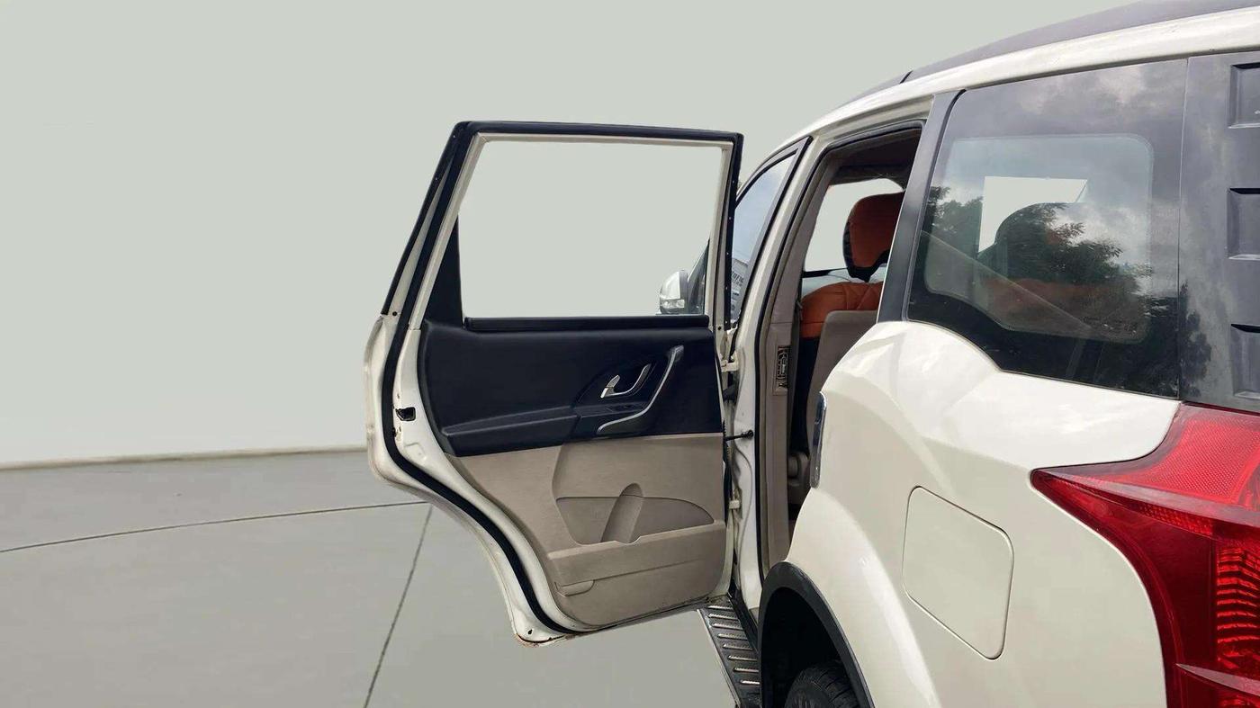 2017 Mahindra XUV500 W6, Diesel, Manual, 1,14,356 km, LHS Rear Door