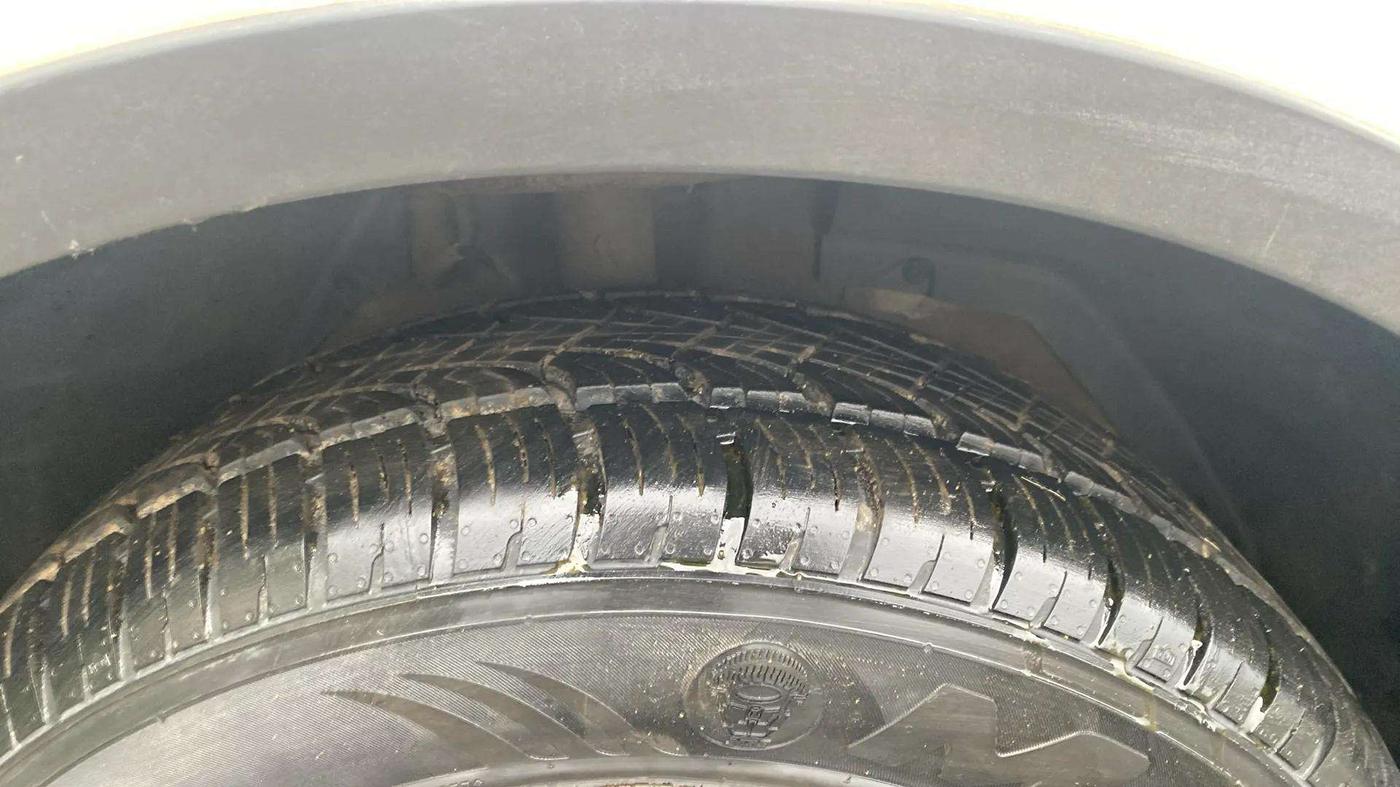 2017 Mahindra XUV500 W6, Diesel, Manual, 1,14,356 km, Right Front Tyre Tread