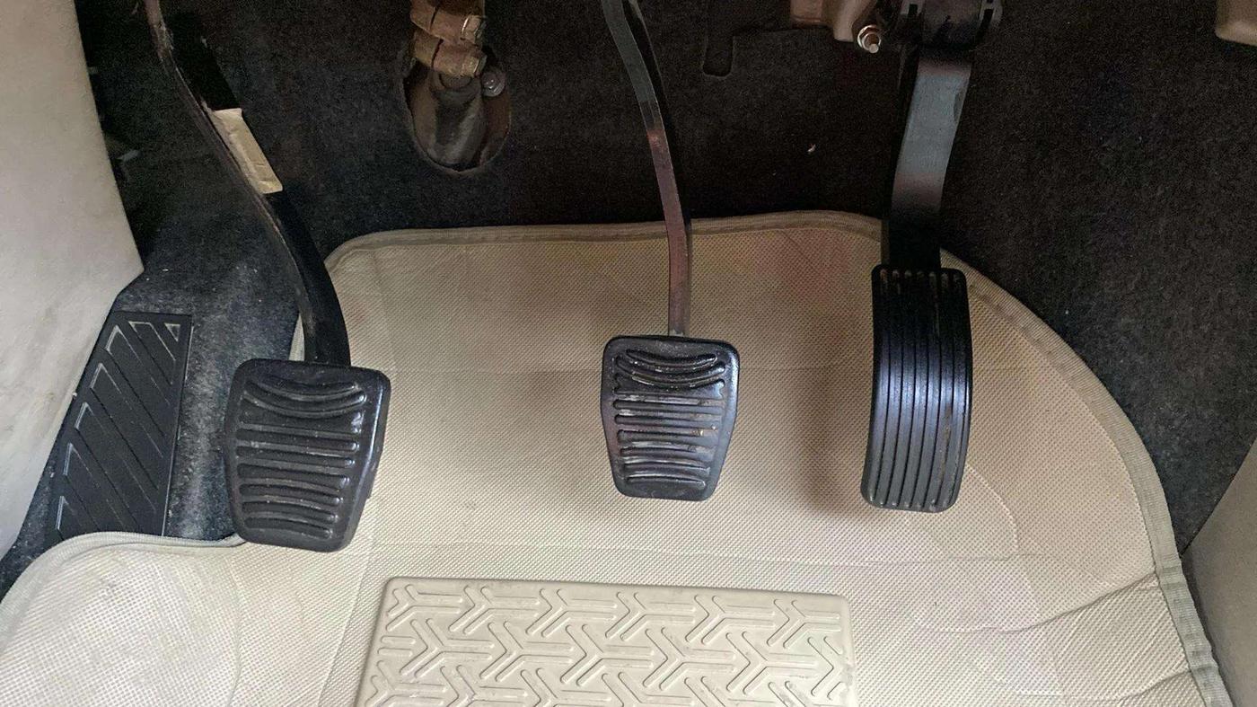 2017 Mahindra XUV500 W6, Diesel, Manual, 1,14,356 km, Pedals