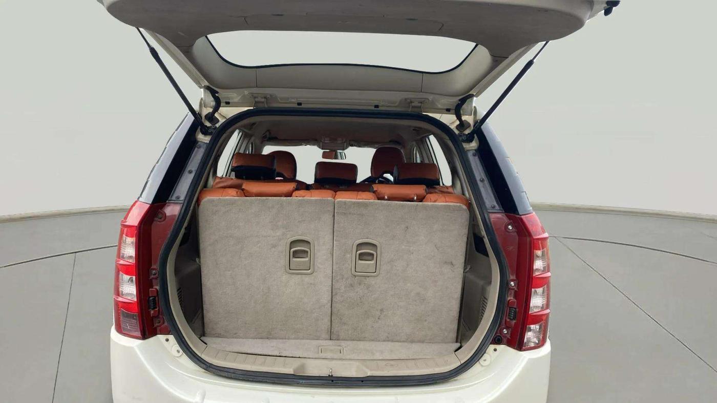 2017 Mahindra XUV500 W6, Diesel, Manual, 1,14,356 km, Boot Inside