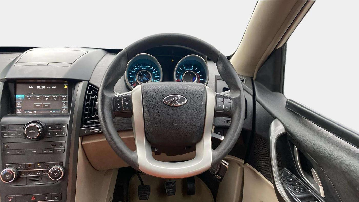 2017 Mahindra XUV500 W6, Diesel, Manual, 1,14,356 km, Steering Wheel Close Up