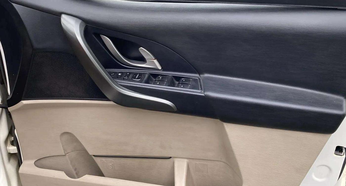 2017 Mahindra XUV500 W6, Diesel, Manual, 1,14,356 km, Driver Side Door Panels Control