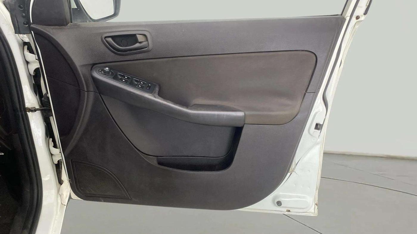 2017 Tata Zest XMS PETROL, Petrol, Manual, 68,526 km, Driver Side Door Panels Control