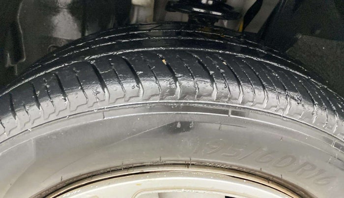 2022 Nissan MAGNITE XE, Petrol, Manual, 33,823 km, Left Front Tyre Tread