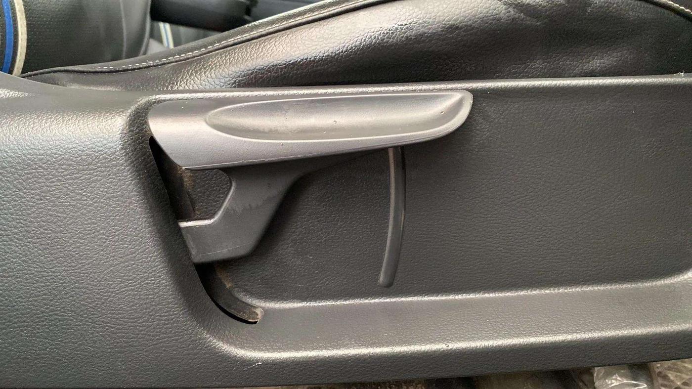 2018 Volkswagen Polo COMFORTLINE 1.0L MPI, Petrol, Manual, 64,259 km, Driver Side Adjustment Panel
