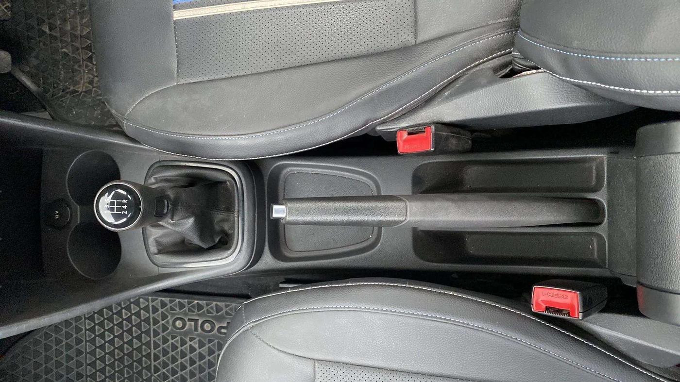 2018 Volkswagen Polo COMFORTLINE 1.0L MPI, Petrol, Manual, 64,259 km, Gear Lever