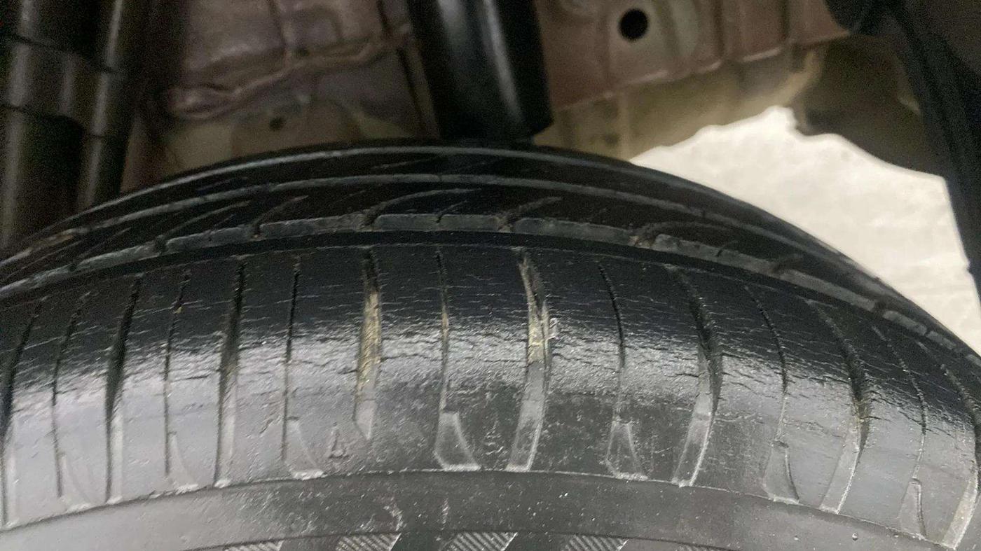 2016 Mahindra Kuv100 K4 6 STR, Petrol, Manual, 36,494 km, Left Rear Tyre Tread
