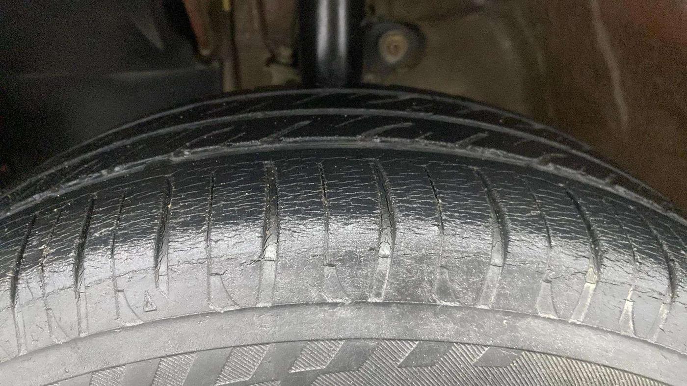 2016 Mahindra Kuv100 K4 6 STR, Petrol, Manual, 36,494 km, Left Front Tyre Tread