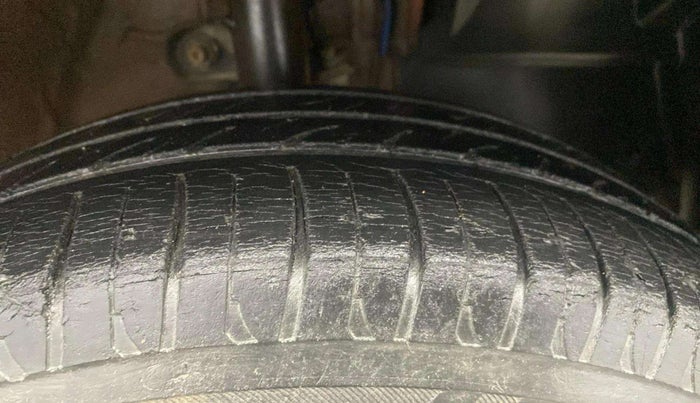 2016 Mahindra Kuv100 K4 6 STR, Petrol, Manual, 36,480 km, Right Front Tyre Tread