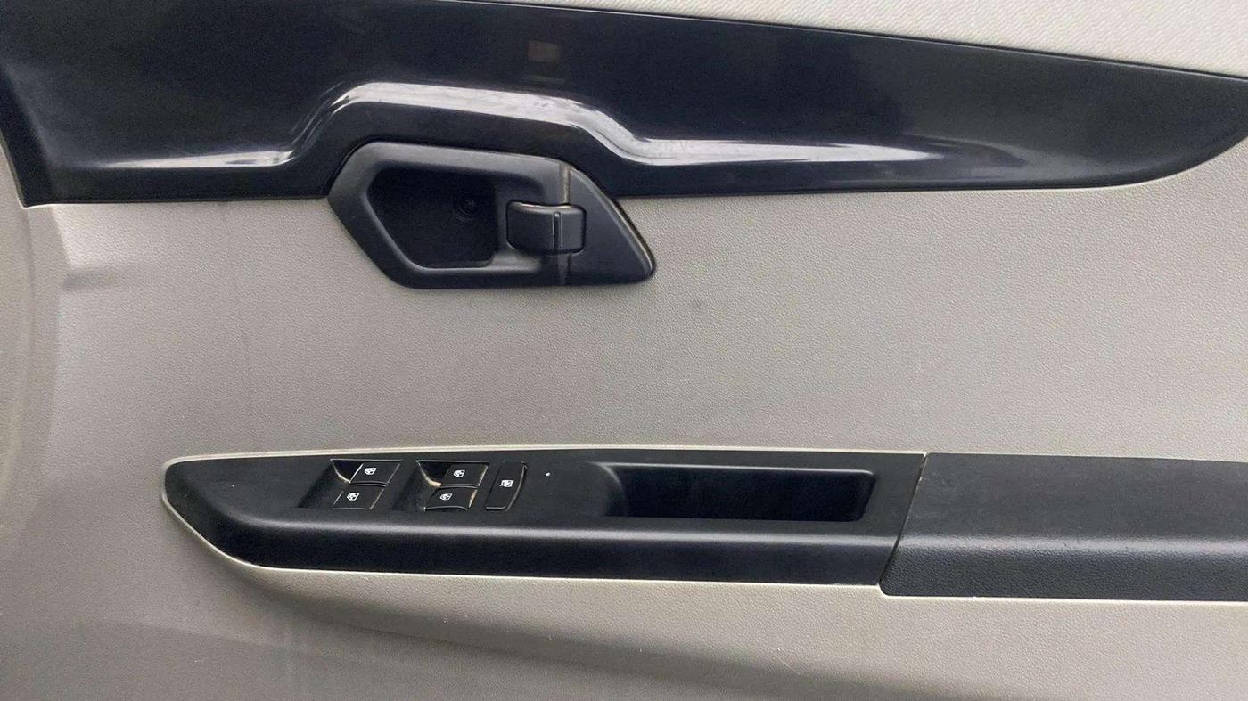 2016 Mahindra Kuv100 K4 6 STR, Petrol, Manual, 36,494 km, Driver Side Door Panels Control