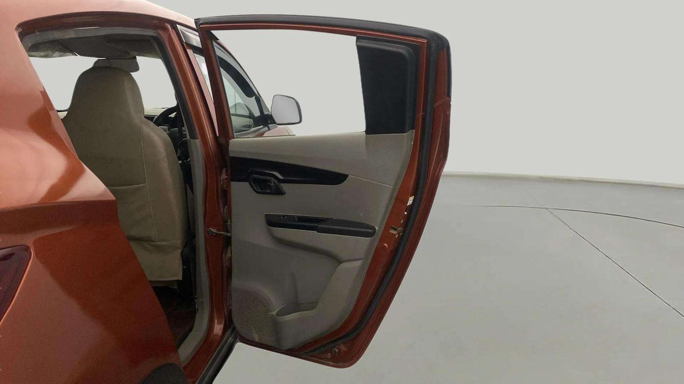 2016 Mahindra Kuv100 K4 6 STR, Petrol, Manual, 36,494 km, RHS Rear Door