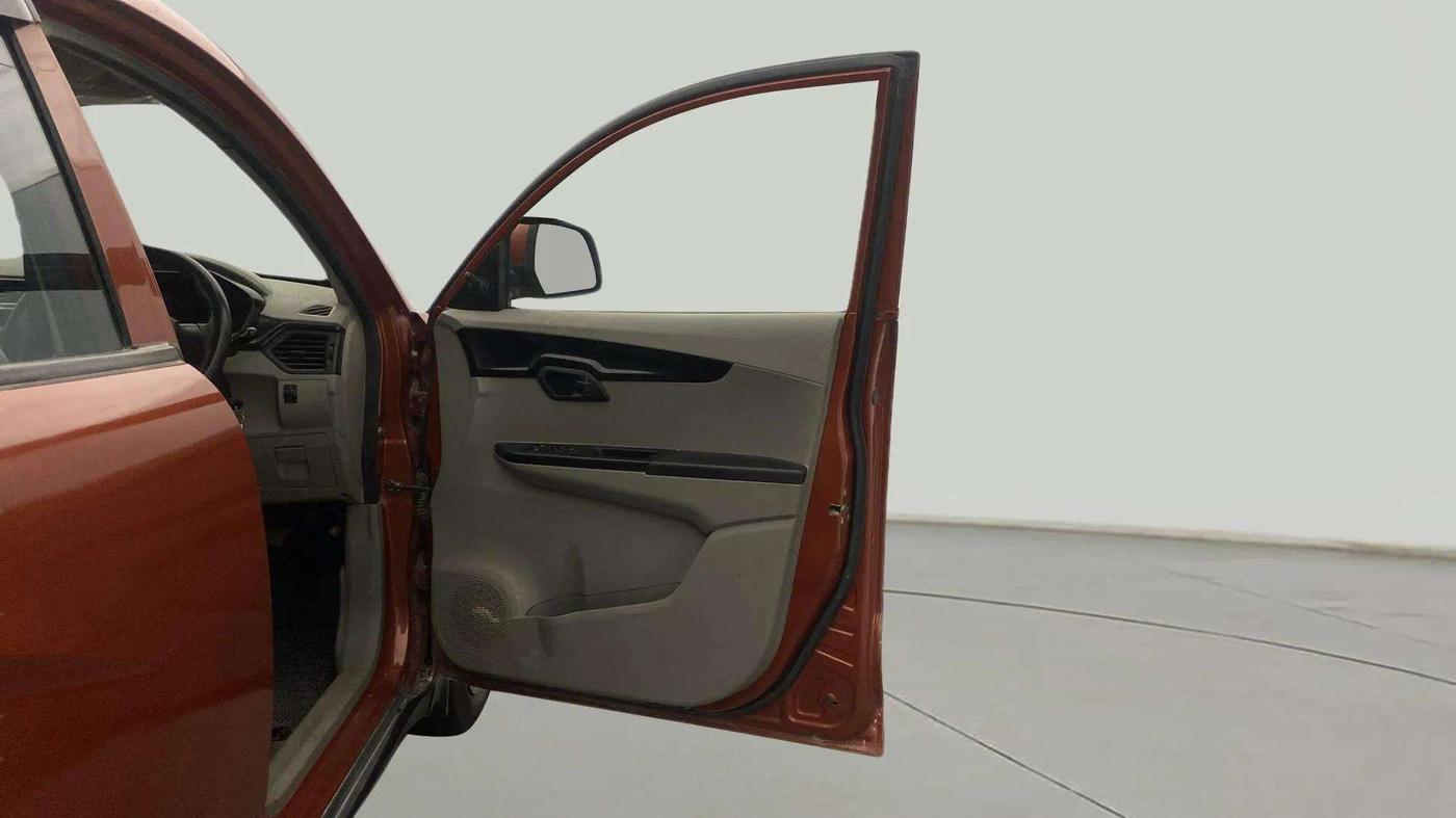 2016 Mahindra Kuv100 K4 6 STR, Petrol, Manual, 36,494 km, RHS Front Door