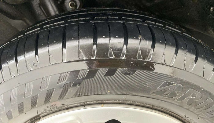 2020 Mahindra KUV 100 NXT K2+ P 6 STR, Petrol, Manual, 11,071 km, Left Front Tyre Tread
