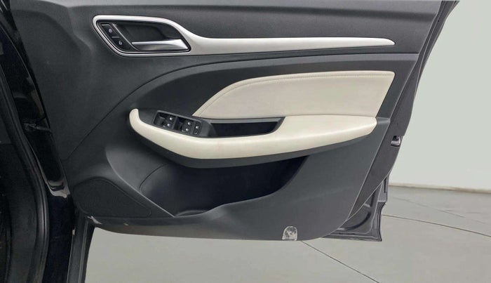 2022 MG ASTOR SUPER 1.5 MT, Petrol, Manual, 20,554 km, Driver Side Door Panels Control