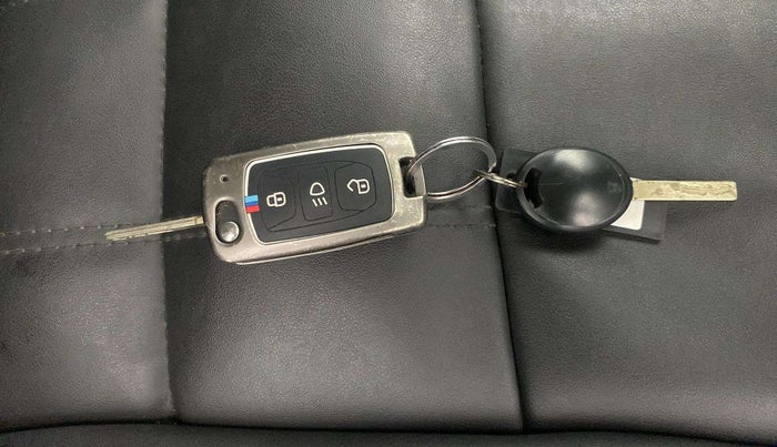2023 Tata ALTROZ XMS PETROL, Petrol, Manual, 17,990 km, Key Close Up