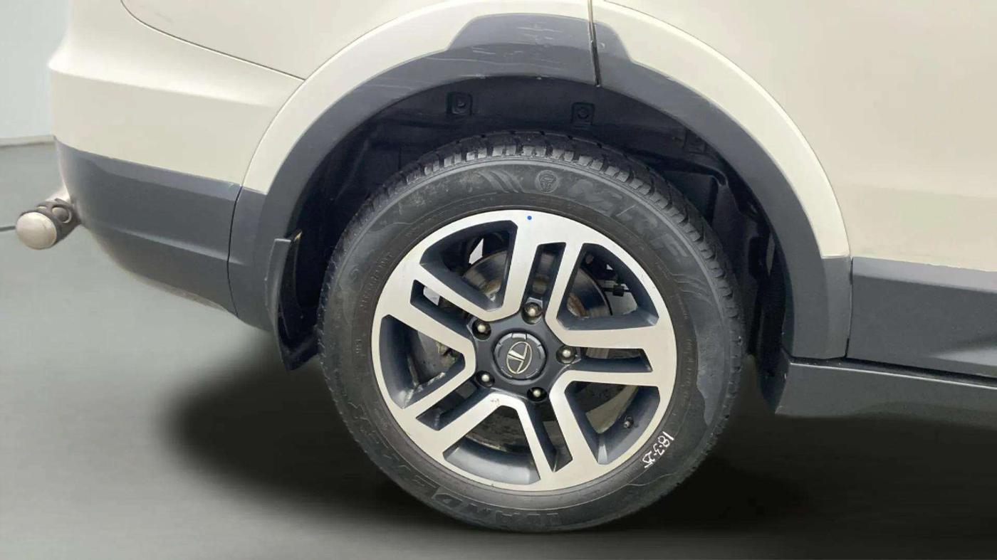 2017 Tata Hexa XT 4X2 6 STR, Diesel, Manual, 82,335 km, Right Rear Wheel
