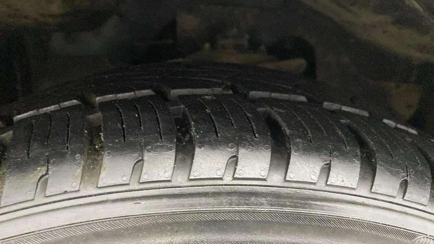 2017 Tata Hexa XT 4X2 6 STR, Diesel, Manual, 82,335 km, Right Front Tyre Tread
