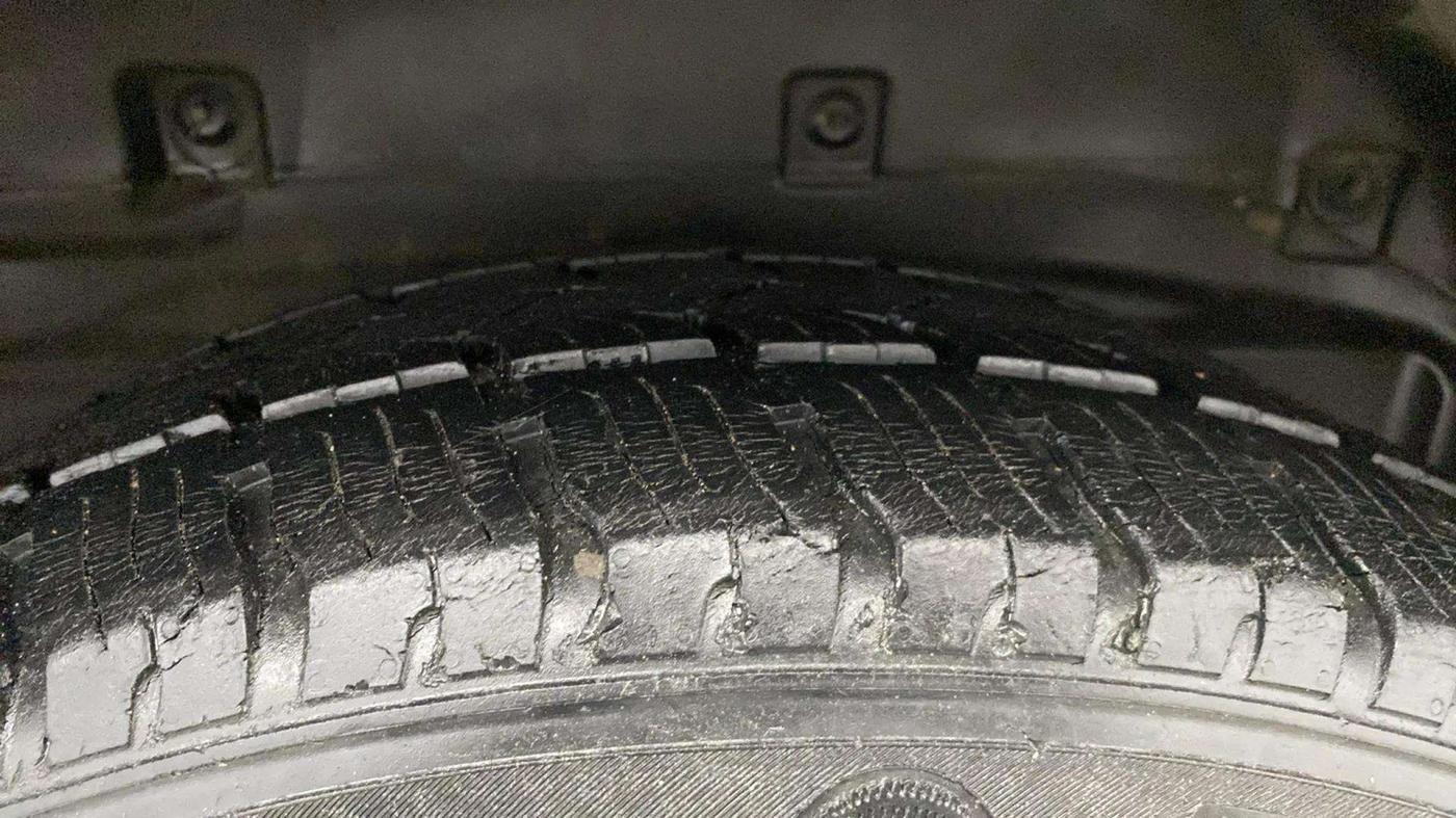 2017 Tata Hexa XT 4X2 6 STR, Diesel, Manual, 82,335 km, Right Rear Tyre Tread