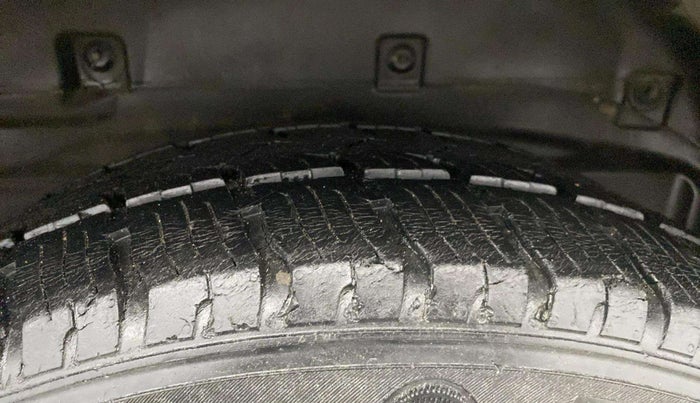 2017 Tata Hexa XT 4X2 6 STR, Diesel, Manual, 82,335 km, Right Rear Tyre Tread