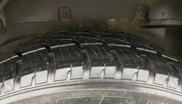 2017 Tata Hexa XT 4X2 6 STR, Diesel, Manual, 82,335 km, Left Rear Tyre Tread