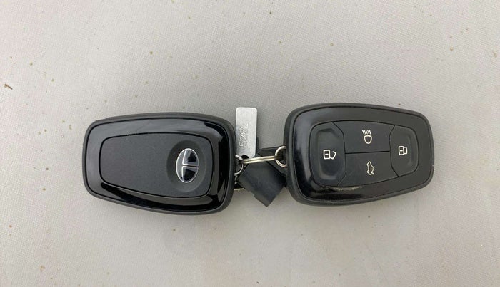 2023 Tata PUNCH Creative Flagship Dual Tone AMT, Petrol, Automatic, 43,646 km, Key Close Up
