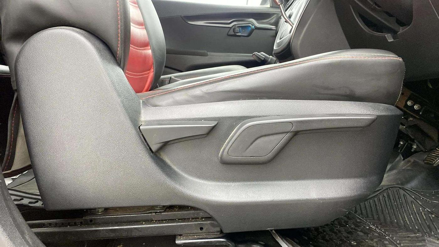 2018 Mahindra KUV 100 NXT K8 D 6 STR, Diesel, Manual, 77,666 km, Driver Side Adjustment Panel