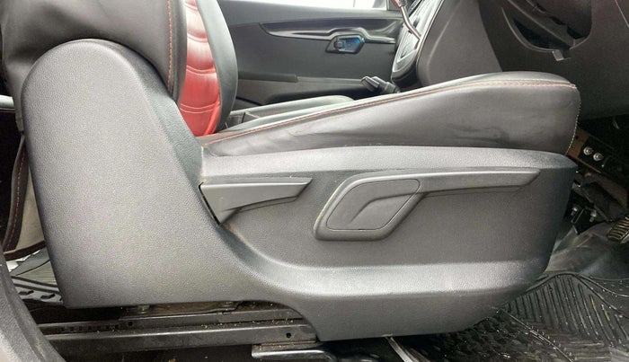 2018 Mahindra KUV 100 NXT K8 D 6 STR, Diesel, Manual, 77,504 km, Driver Side Adjustment Panel