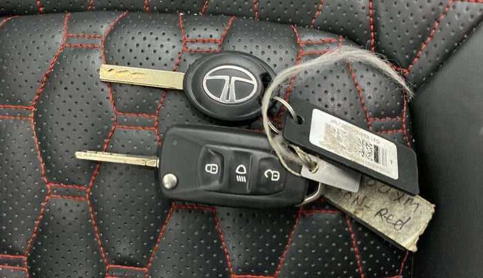 2020 Tata NEXON XM SUNROOF PETROL, Petrol, Manual, 35,731 km, Key Close Up