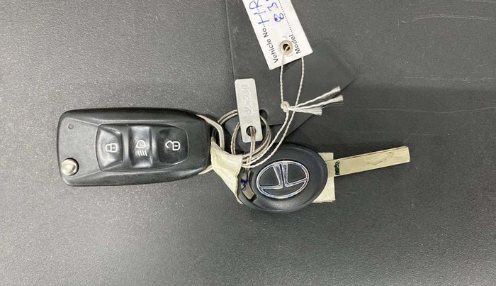 2018 Tata NEXON XM PETROL, Petrol, Manual, 29,108 km, Key Close Up