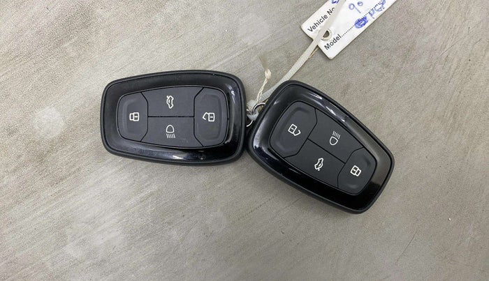 2022 Tata NEXON XZA PLUS (PREMIUM) DIESEL DUAL TONE, Diesel, Automatic, 32,133 km, Key Close Up