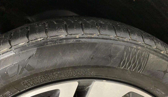 2021 Hyundai NEW I20 ASTA 1.2 AT, Petrol, Automatic, 33,487 km, Right Front Tyre Tread