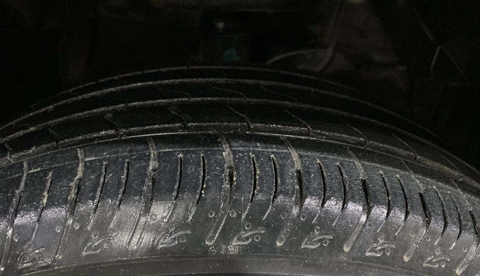2022 Maruti BREZZA VXI AT SMART HYBRID, Petrol, Automatic, 39,756 km, Right Front Tyre Tread