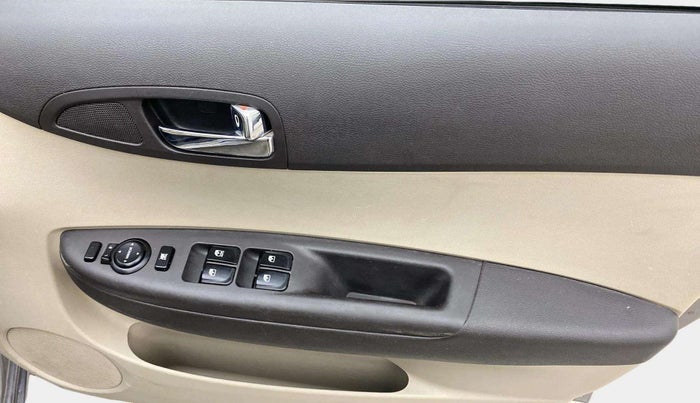 2013 Hyundai i20 SPORTZ 1.2, Petrol, Manual, 55,731 km, Driver Side Door Panels Control