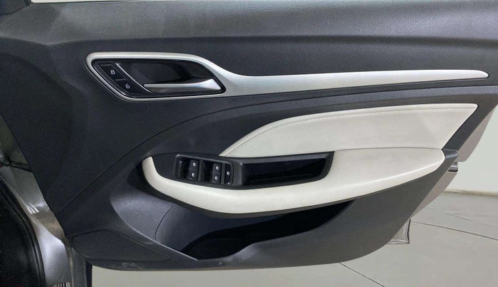 2022 MG ASTOR SHARP 1.5 CVT, Petrol, Automatic, 76,321 km, Driver Side Door Panels Control