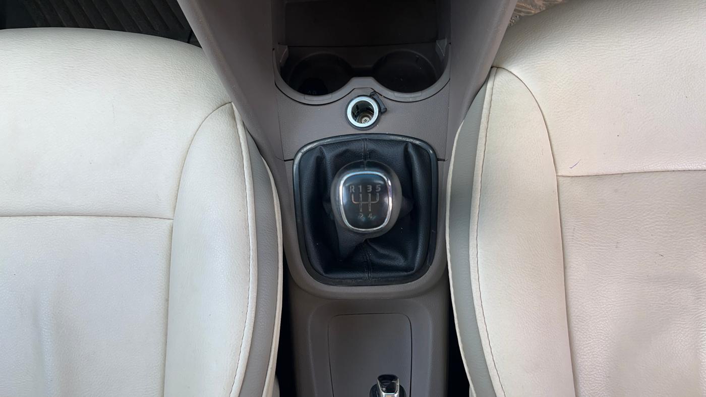 2013 Skoda Rapid ELEGANCE 1.6 MPI MT, Petrol, Manual, 69,053 km, Gear Lever