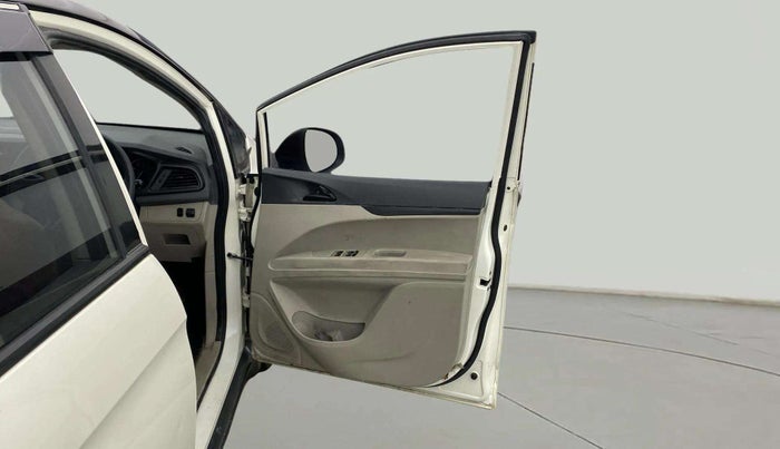 2023 Mahindra MARAZZO M2 8 STR, Diesel, Manual, 53,105 km, RHS Front Door
