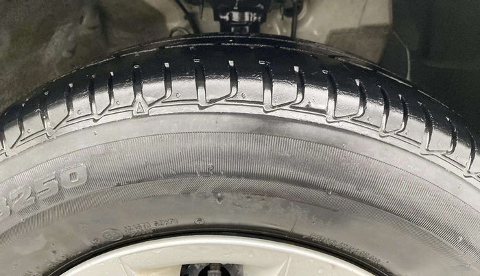 2015 Hyundai Elite i20 MAGNA 1.2, Petrol, Manual, 1,06,044 km, Right Front Tyre Tread