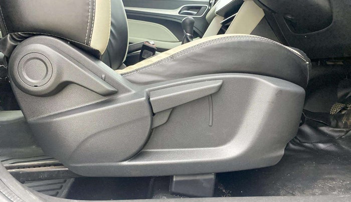 2023 MG ASTOR SUPER 1.5 MT, Petrol, Manual, 28,917 km, Driver Side Adjustment Panel