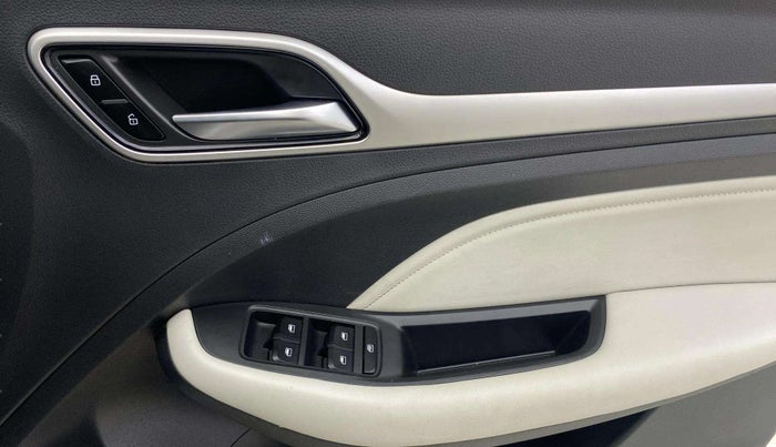 2023 MG ASTOR SUPER 1.5 MT, Petrol, Manual, 28,917 km, Driver Side Door Panels Control