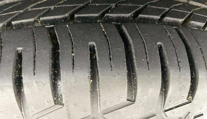 2017 Maruti Swift LXI (O), Petrol, Manual, 74,267 km, Left Front Tyre Tread