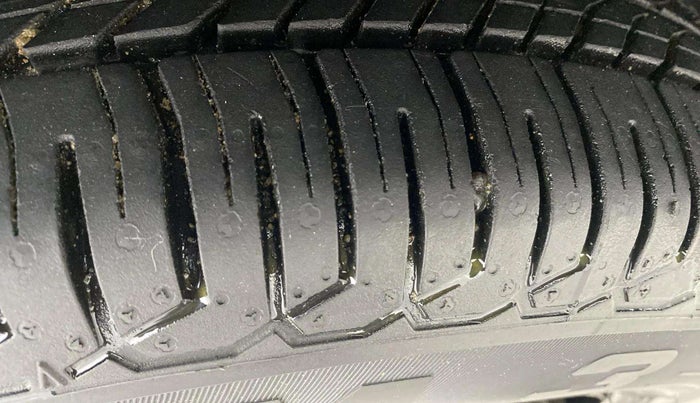 2017 Maruti Swift LXI (O), Petrol, Manual, 74,267 km, Right Front Tyre Tread