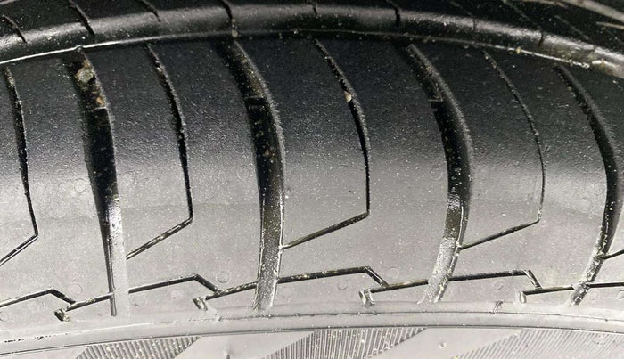 2017 Maruti Swift LXI (O), Petrol, Manual, 74,267 km, Right Rear Tyre Tread
