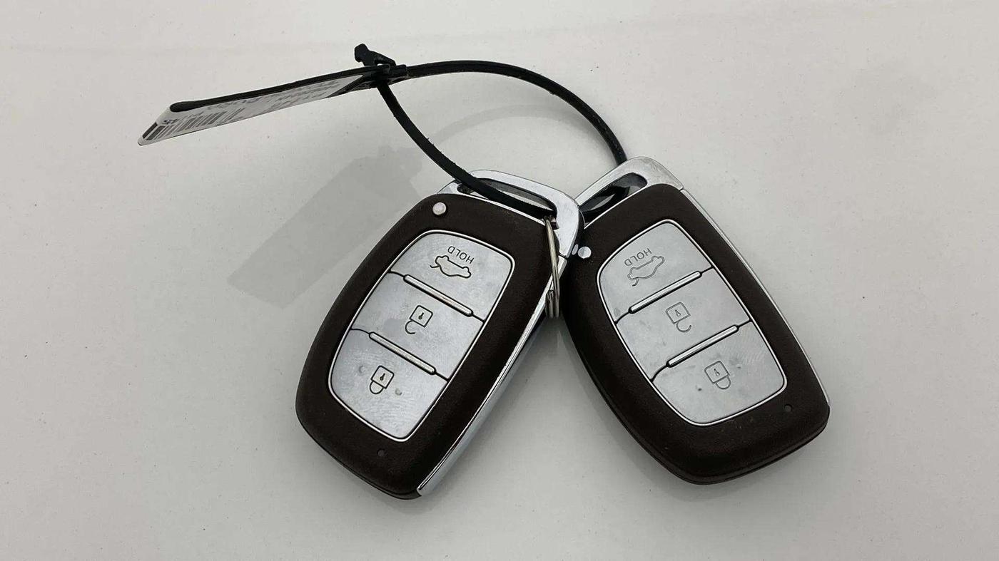 2024 Hyundai AURA SX 1.2 CNG, CNG, Manual, 15,591 km, Key Close Up