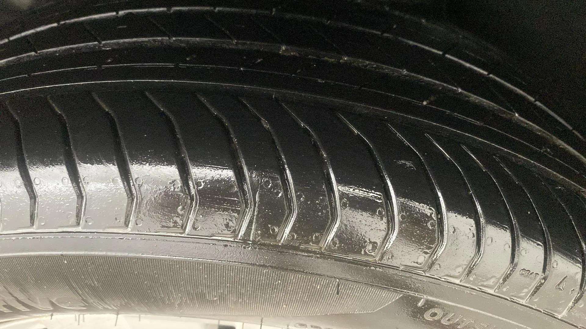 LHS-Rear-Tyre-Tread-21