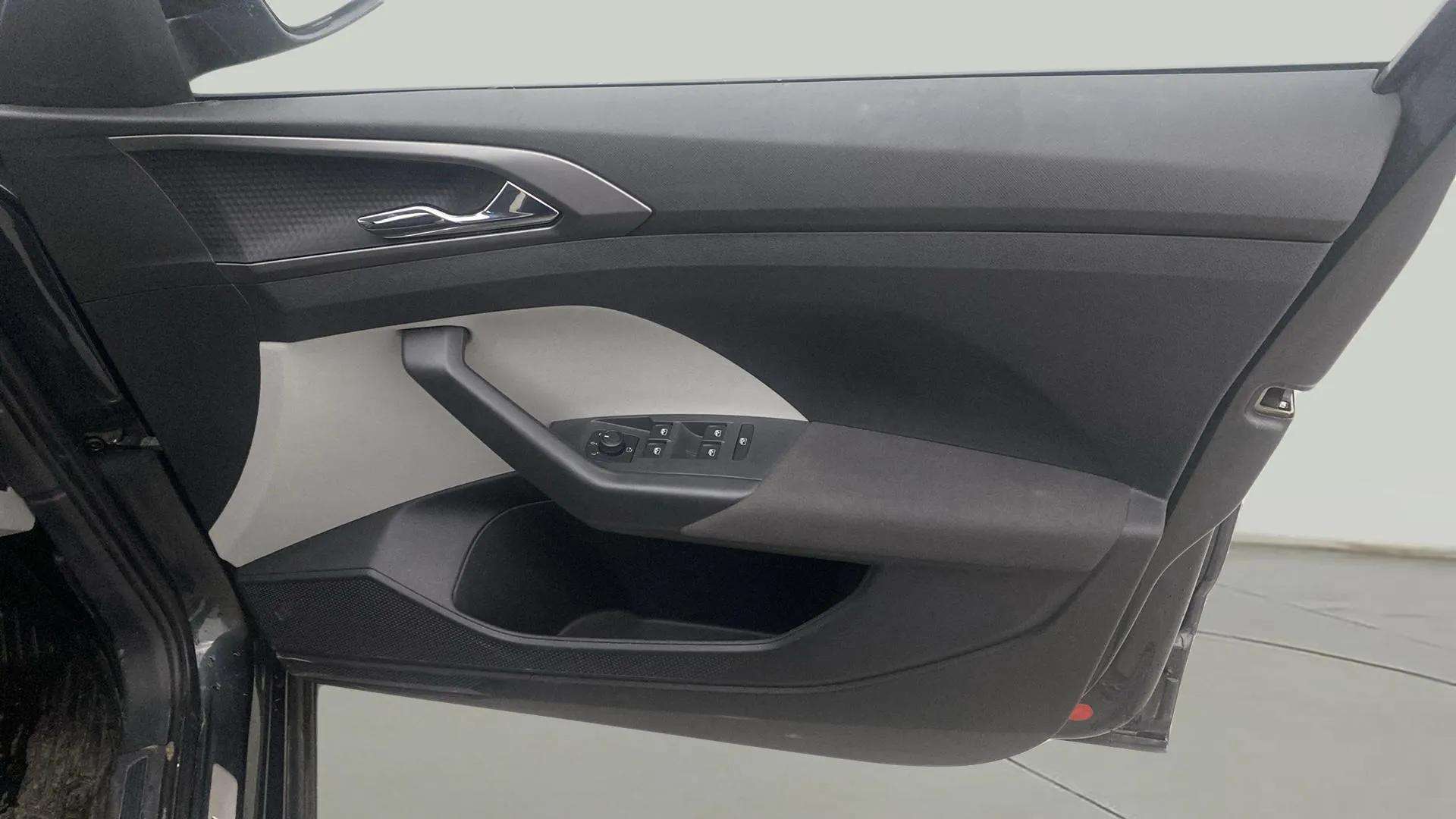Driver-side-door-panel-control-39