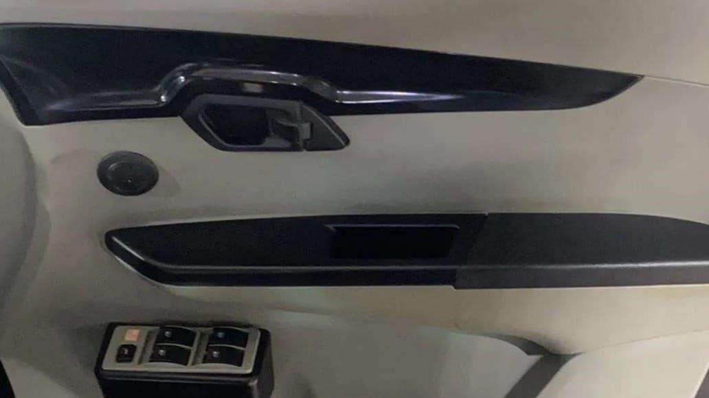 2017 Mahindra Kuv100 K2 D 6 STR, Diesel, Manual, 55,670 km, Driver Side Door Panels Control