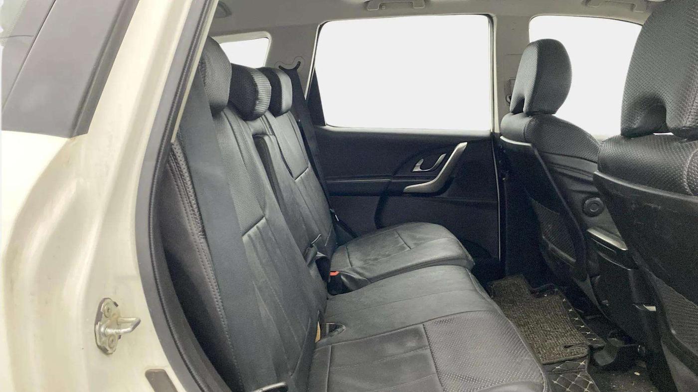 2018 Mahindra XUV500 W9, Diesel, Manual, 76,768 km, Right Side Rear Door Cabin