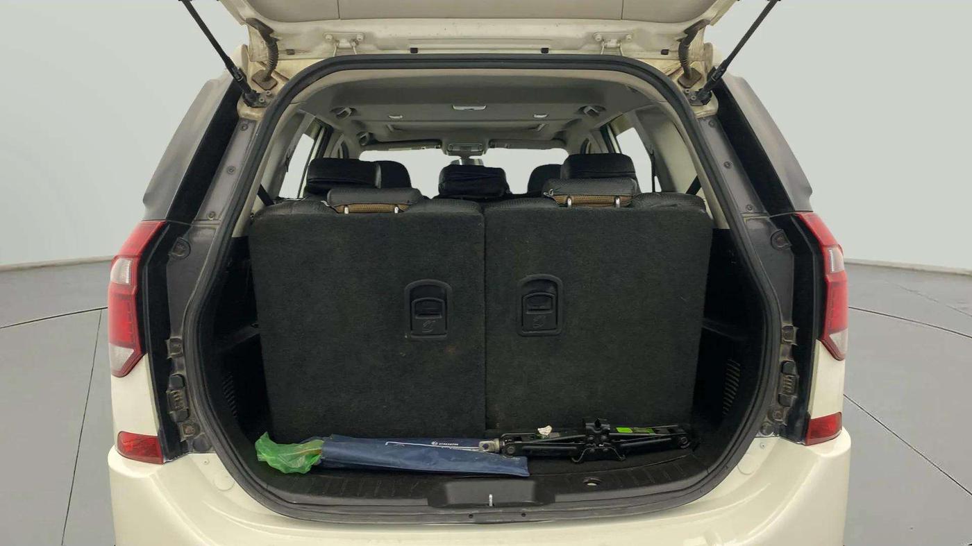 2018 Mahindra XUV500 W9, Diesel, Manual, 76,768 km, Boot Inside